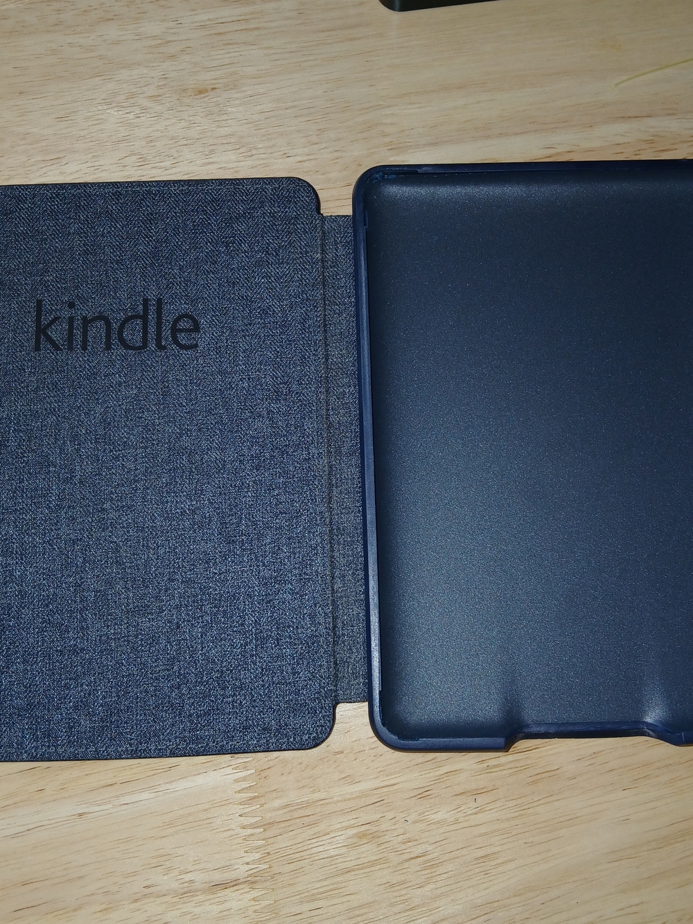 Amazon Kindle Black 5th Gen. e-Reader with Navy Blue Fabric Cover - Picture 7 of 16